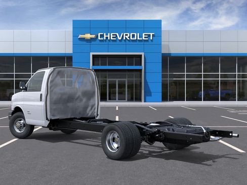 New 2025 Chevrolet Express 4500 w/ Power Convenience Package RWD image 3