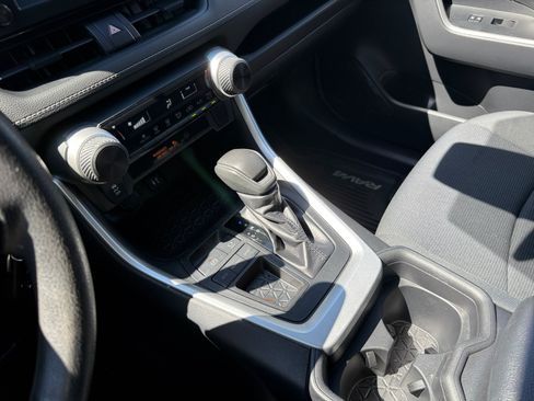 Used 2019 Toyota RAV4 LE FWD image 13
