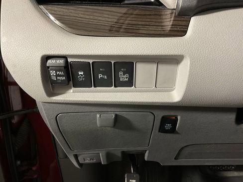 Used 2017 Toyota Sienna XLE w/ XLE Navigation Package image 31