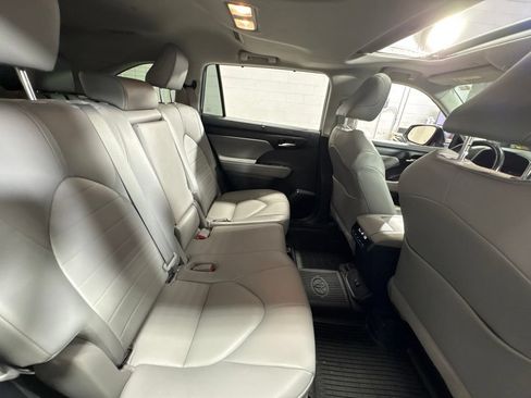 Used 2021 Toyota Highlander XLE AWD/4WD image 29