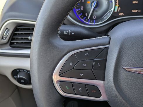 Used 2024 Chrysler Pacifica Touring-L image 18