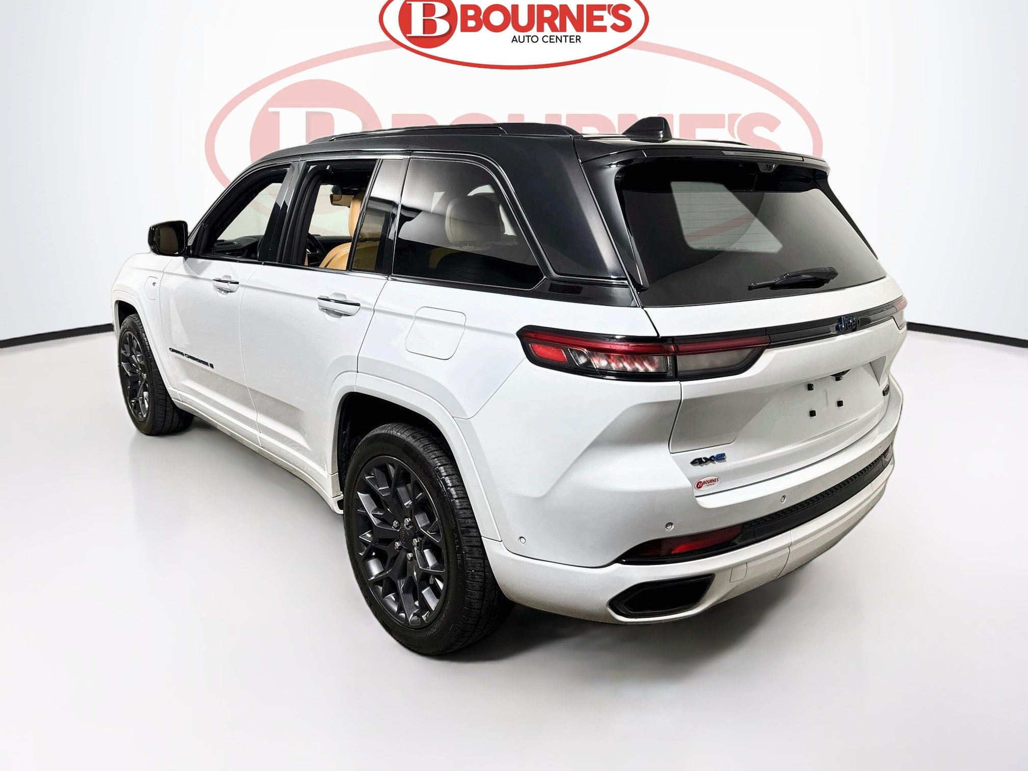 Used 2023 Jeep Grand Cherokee Summit w/ Advanced Protech Group IV AWD/4WD image 10