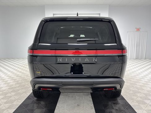 Used 2025 Rivian R1S Premium image 4