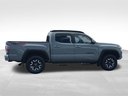 Used 2022 Toyota Tacoma TRD Off-Road AWD/4WD image 9