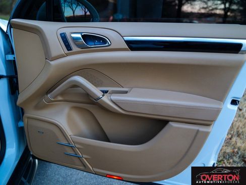 Used 2015 Porsche Cayenne S image 28