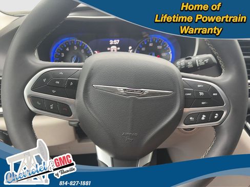 Used 2024 Chrysler Pacifica Touring-L FWD image 12