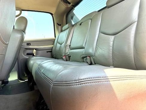 Used 2005 Chevrolet Avalanche Z71 w/ Preferred Equipment Group AWD/4WD image 9