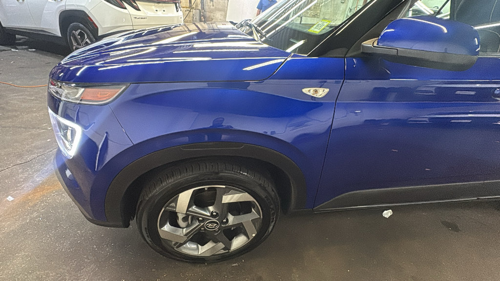 Used 2025 Hyundai Venue Limited FWD image 9