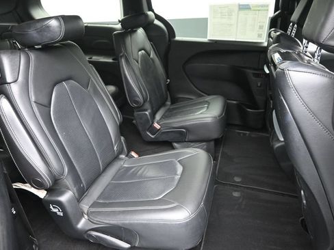 Used 2018 Chrysler Pacifica Touring-L Plus w/ Advanced Safetytec Group FWD image 10