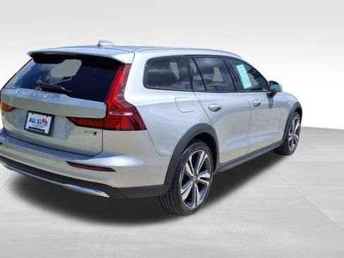 Certified 2025 Volvo V60 B5 Cross Country Plus AWD/4WD image 8