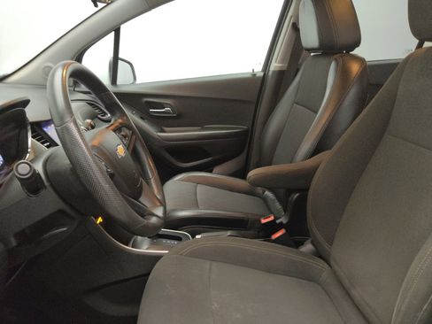 Used 2022 Chevrolet Trax LS w/ Tint and Cruise Package FWD image 17