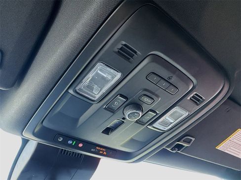 Used 2024 GMC Yukon XL SLT w/ SLT Luxury Package image 20