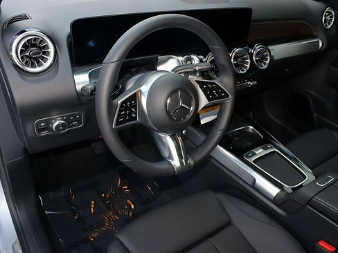 Used 2026 Mercedes-Benz GLB 250 image 4