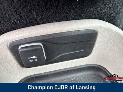 Used 2024 Chrysler Pacifica Touring-L image 31