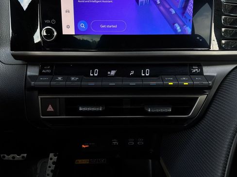 Used 2025 Toyota Camry SE FWD image 27