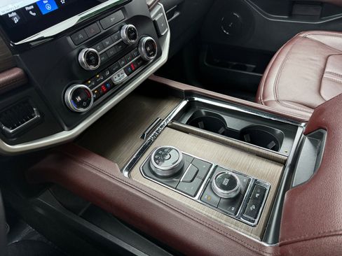 Used 2024 Ford Expedition Limited image 13