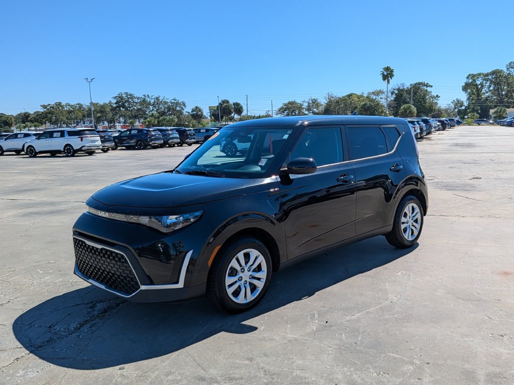 Certified 2023 Kia Soul LX FWD image 4