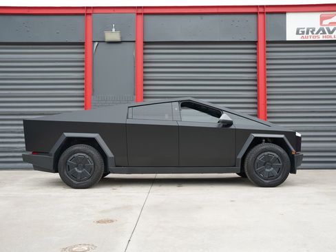 Used 2024 Tesla Cybertruck AWD Crew Cab image 4