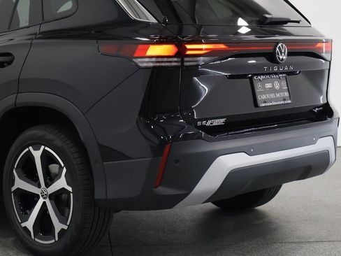 New 2025 Volkswagen Tiguan SE image 10