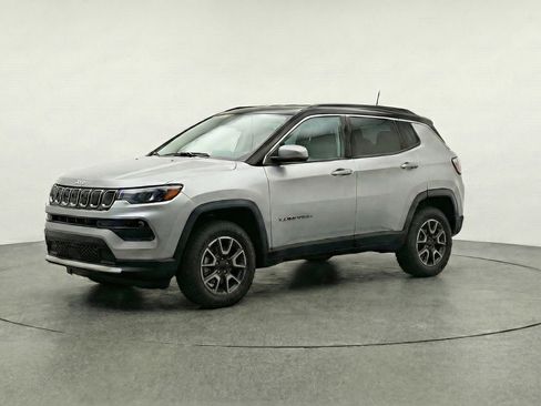 Used 2025 Jeep Compass Trailhawk w/ Trailer Tow Group image 3