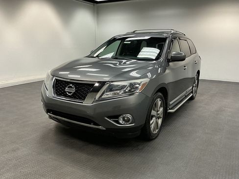 Used 2015 Nissan Pathfinder Platinum w/ Family Entertainment Package FWD image 1