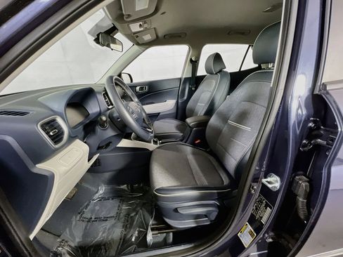 Used 2023 Hyundai Venue Limited image 21
