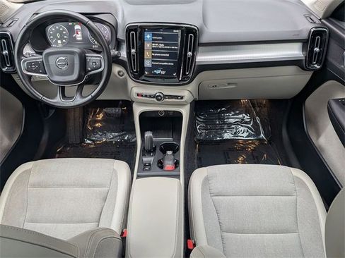 Used 2020 Volvo XC40 T4 Momentum image 15