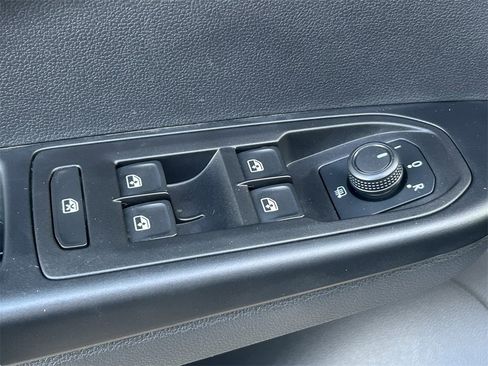 Used 2022 Volkswagen Taos SE image 19