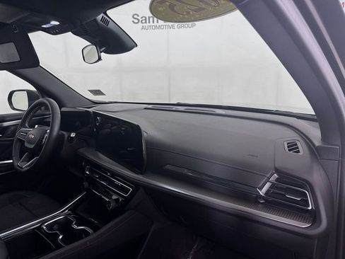 Used 2025 Chevrolet Traverse LT image 32