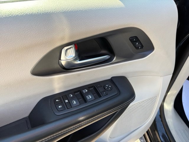 Used 2023 Chrysler Pacifica Touring-L FWD image 26