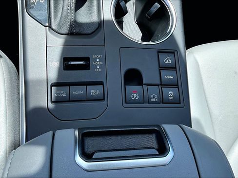 Used 2023 Toyota Highlander XLE AWD/4WD image 34