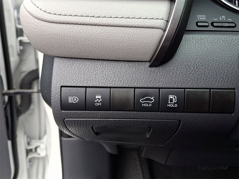 Used 2022 Toyota Camry LE image 25