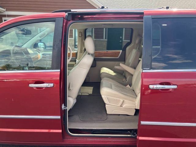Used 2009 Chrysler Town & Country Limited w/ Entertainment Group #3 FWD image 19