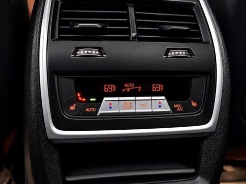 Used 2022 BMW X7 xDrive40i w/ M Sport Package AWD/4WD image 43