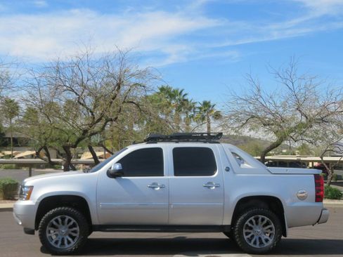 Used 2013 Chevrolet Avalanche LTZ image 2