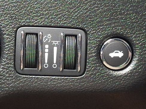 Used 2023 Chrysler 300 Touring w/ Sport Appearance Package image 25