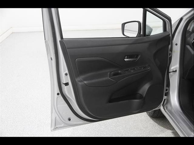 Used 2025 Nissan Versa SV FWD image 4