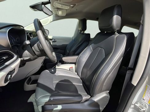 Used 2024 Chrysler Pacifica Touring-L image 15