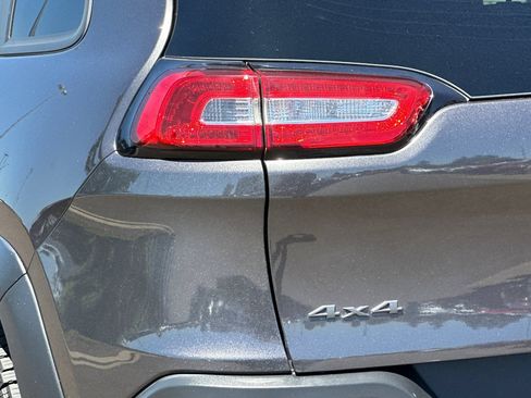 Used 2017 Jeep Cherokee Trailhawk AWD/4WD image 27