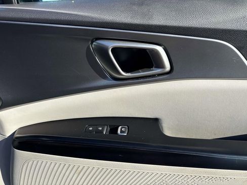 Used 2024 Kia Carnival LX FWD image 20