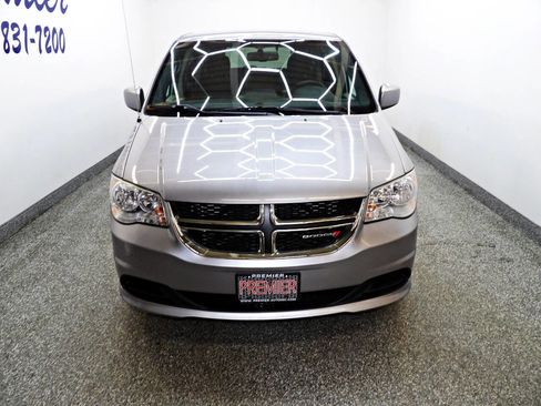 Used 2016 Dodge Grand Caravan SE image 2