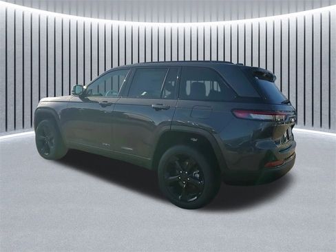 New 2025 Jeep Grand Cherokee Altitude image 5