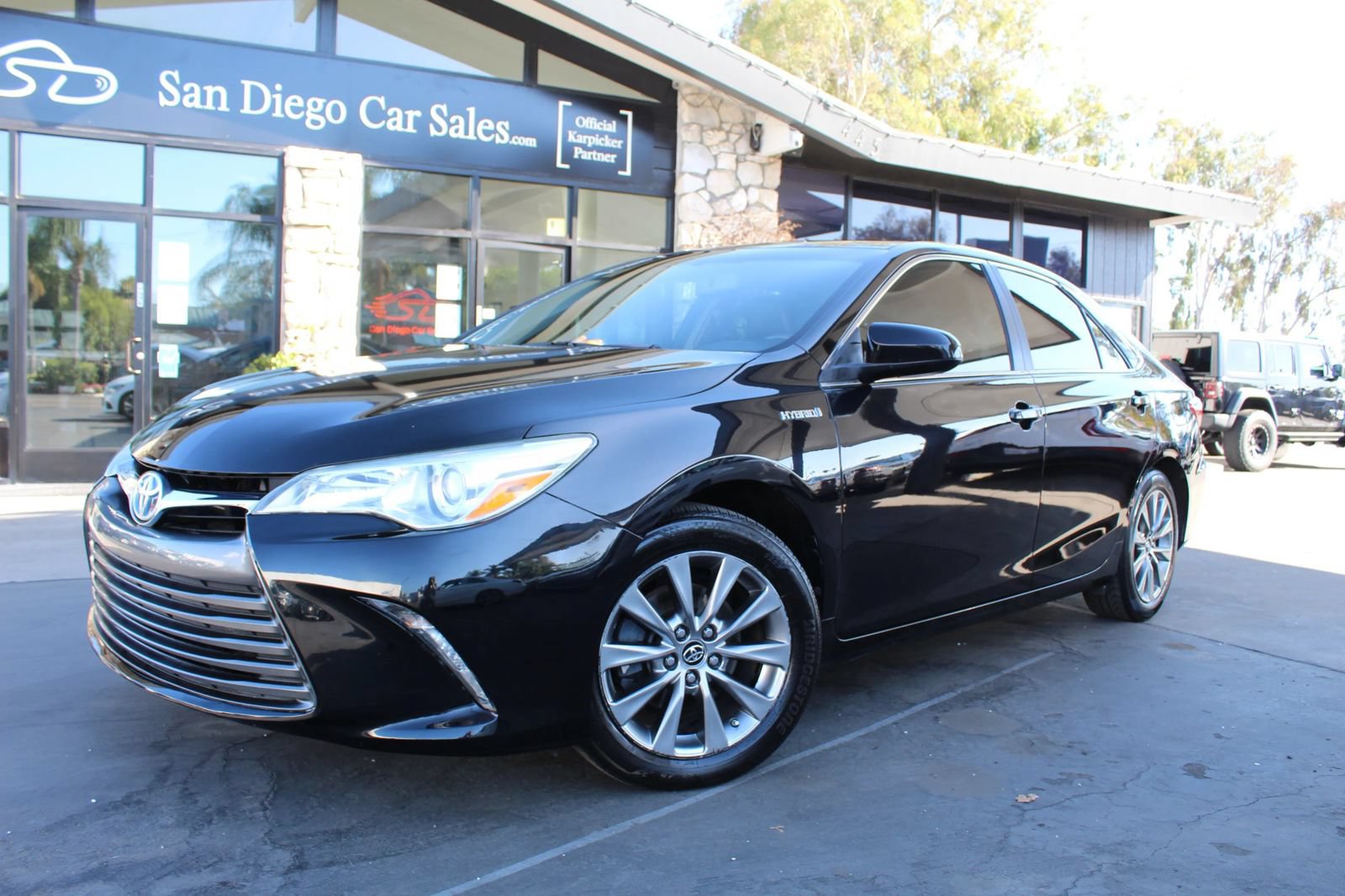 Used 2015 Toyota Camry XLE w/ Moonroof Package FWD image 1