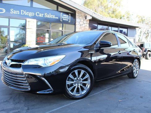 Used 2015 Toyota Camry XLE w/ Moonroof Package FWD image 1