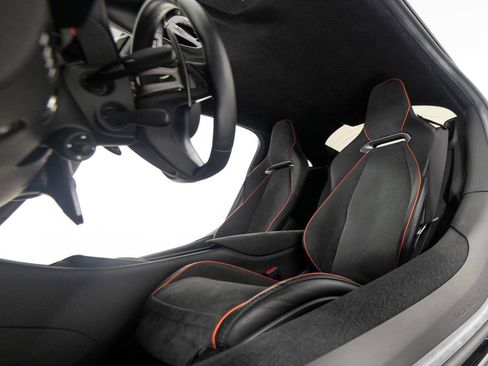 Used 2023 McLaren Artura RWD image 31