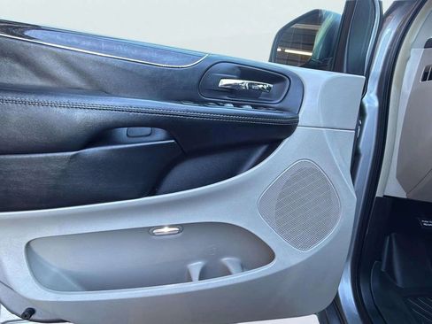 Used 2016 Chrysler Town & Country Touring image 18