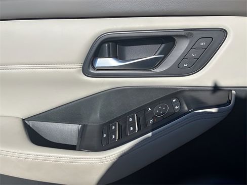 Used 2023 Nissan Rogue SL w/ SL Premium Package image 21