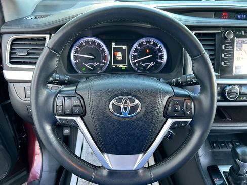 Used 2019 Toyota Highlander XLE AWD/4WD image 31