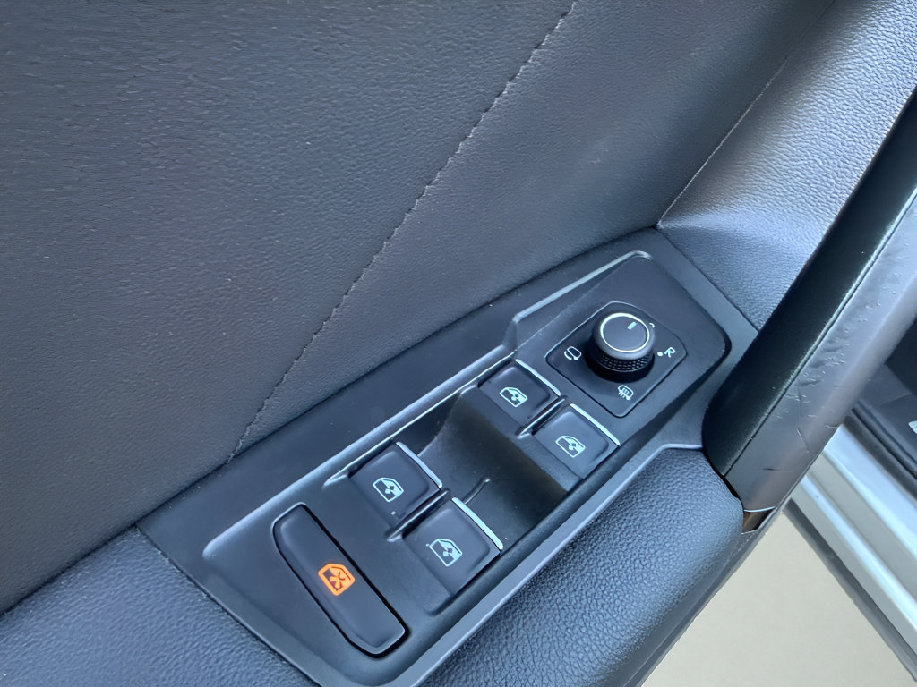Used 2019 Volkswagen Tiguan SEL Premium AWD/4WD image 17