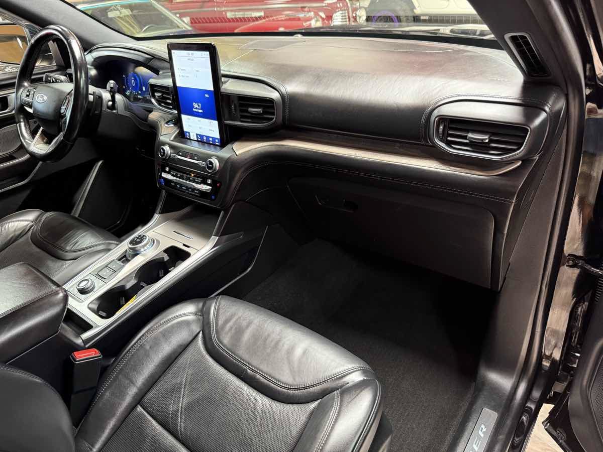Used 2020 Ford Explorer Platinum w/ Premium Technology Package AWD/4WD image 11